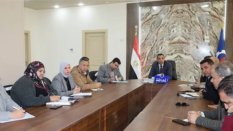 محافظ السويس يبحث مع المستثمرين تذليل معوقات المشروعات ودعم التنمية والاستثمار