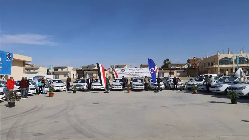 محافظ السويس يسلم الدفعة الرابعة من سيارات التاكسي الجديدة بلوحات معدنية أجرة