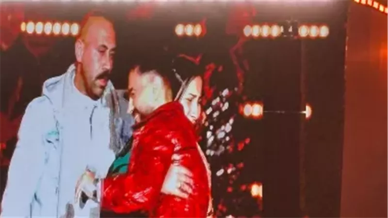 حضن معجبة وظهور نجمة عالمية .. أقوى لحظات حفلات رأس السنة 2026 في مصر |فيديو