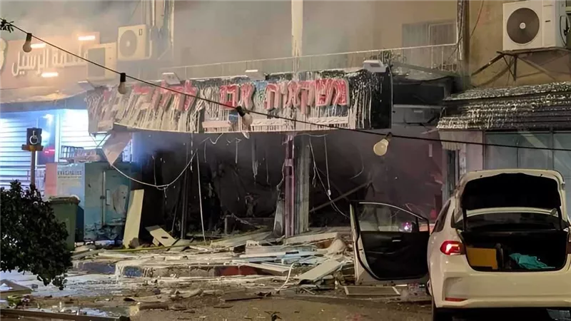انفجار عنيف داخل متجر كحول في الناصرة شمالي إسرائيل يوقع 12 مصابًا|فيديو