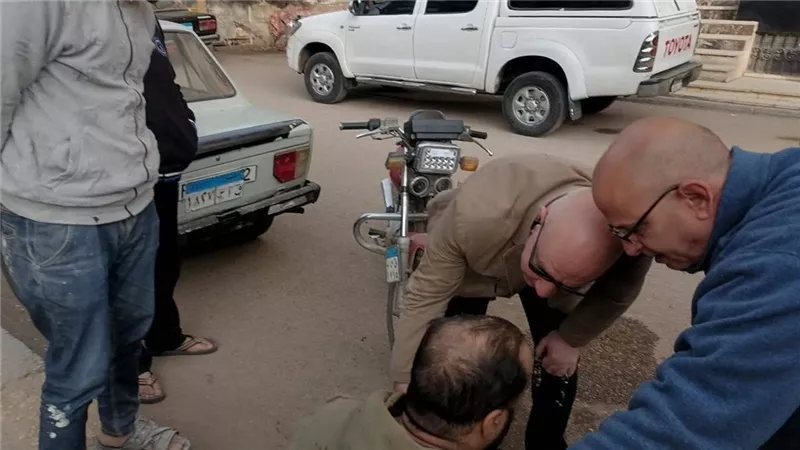 خلال جولة صباحية.. رئيس مدينة كفر شكر بالقليوبية يتدخل لإنقاذ مصاب حادث مروري