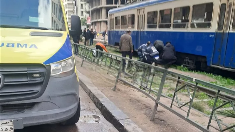أول حادث في السنة الجديدة مصرع شخص أسفل ترام الرمل بالإسكندرية 