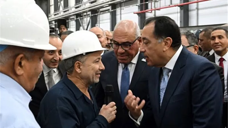 رئيس الوزراء يجري حوارا وديا مع العاملين بالمصنع حول خطط التطوير الجديدة