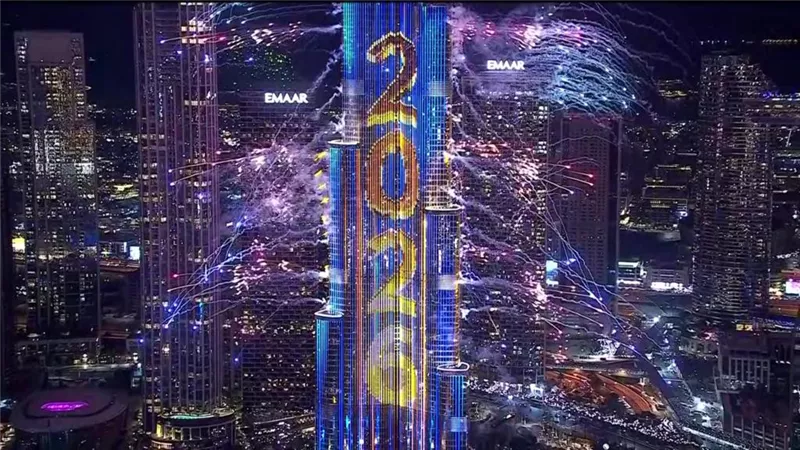 الألعاب النارية في الإمارات احتفالًا بالعام الجديد 2026.. البث المباشر الآن