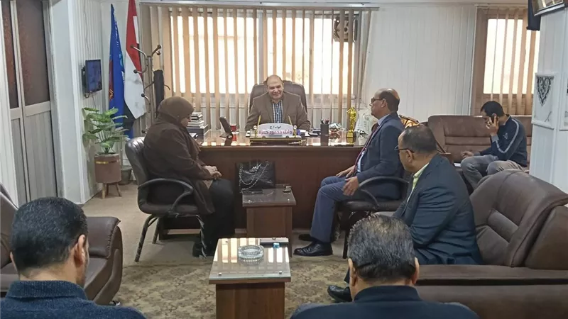 بتوجيهات محافظ البحيرة.. اجتماع تنسيقي لرئيس محلية كوم حمادة مع مديري الإدارات
