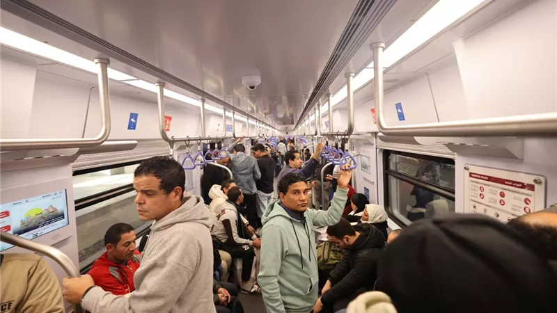 النقل تنشر صورًا جديدة توضح الإقبال الكثيف على القطار الكهربائي الخفيف LRT