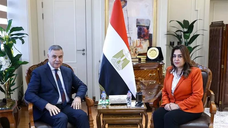 وزيرة التنمية تبحث مع محافظ الإسكندرية منظومة التصالح والتقنين والنظافة