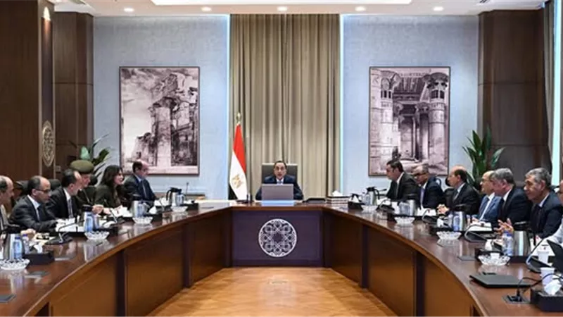 رئيس الوزراء يتابع موقف استكمال مشروعات المرحلة الأولى من 