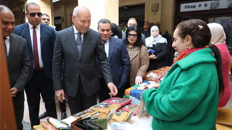 محافظ القاهرة يفتتح معرضًا للحرف التراثية واليدوية بسوق الفسطاط