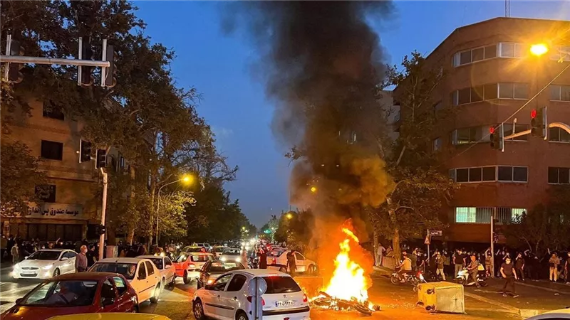 إحراق مبنى التلفزيون الإيراني وعدد من السيارات خلال تصاعد الاحتجاجات  
