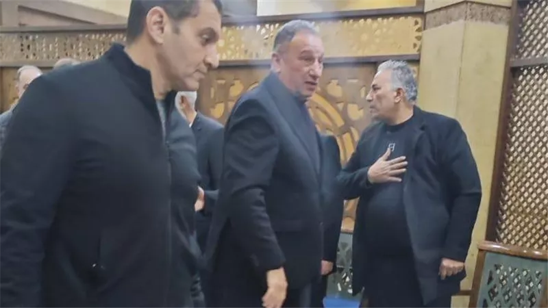 محمود الخطيب يشارك في عزاء نجم الأهلي الراحل 