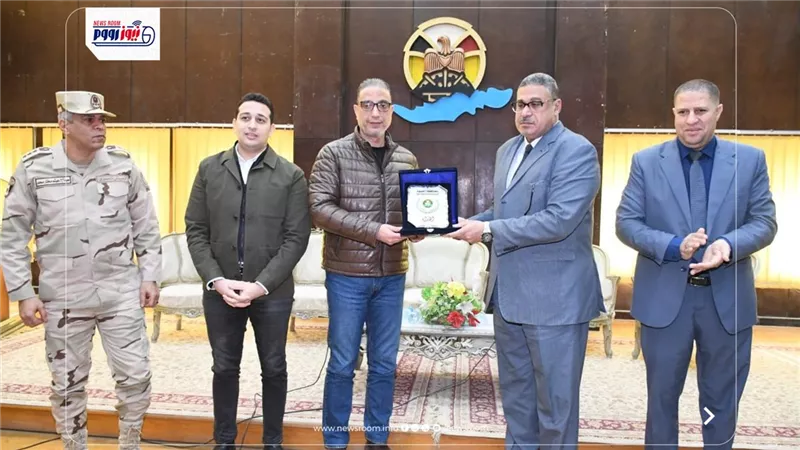محافظ الفيوم يكرم السكرتير المساعد لبلوغه السن القانونية للمعاش