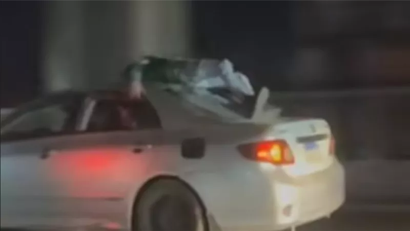 فيديو متداول يثير الذعر.. شخص يعتلي سقف سيارة ويهاجم المواطنين بصفط اللبن