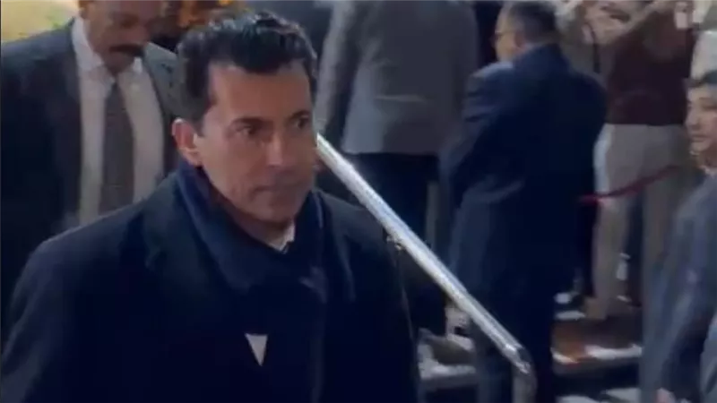 وزير الشباب والرياضة يقدم واجب العزاء في وفاة والدة الفنان هاني رمزي