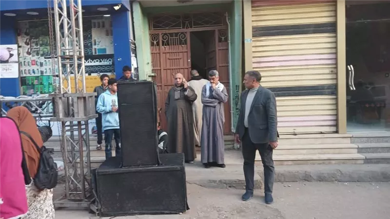 رئيس محلية قوص يقود حملة مكبرة لرفع إلاشغالات بطريق الجمهورية بأسيوط
