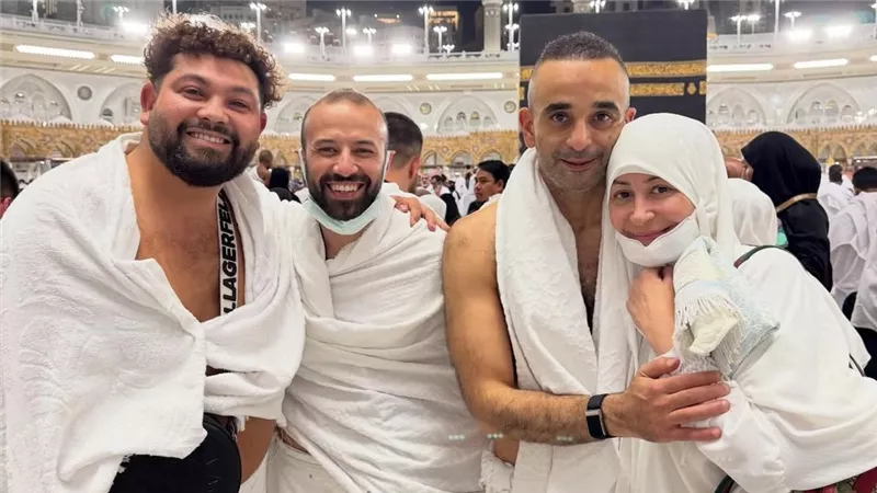 منة شلبي وزوجها المنتج أحمد الجنايني يؤديان مناسك العمرة |صور