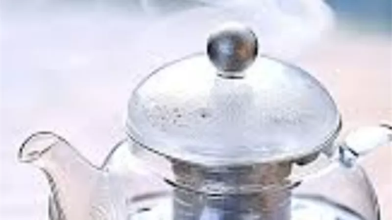 ماذا يحدث لجسمك عند شرب الماء الدافئ صباحا على معدة فارغة 	