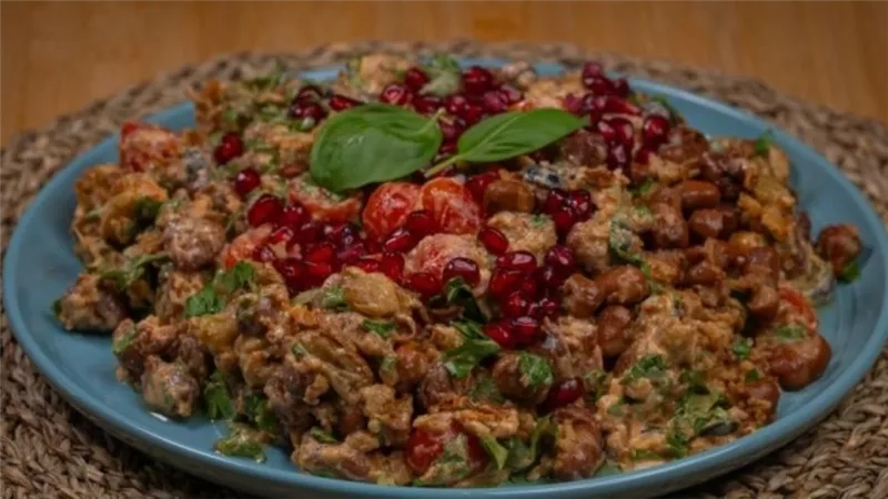لو زهقتِ من السلطة التقليدية .. جربي الفول مع الباذنجان 
