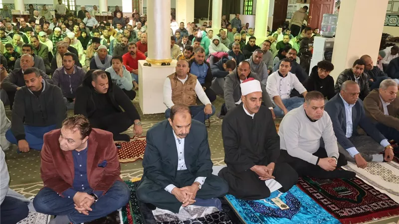 محافظ سوهاج يؤدي الجمعة بمسجد الشرطة ويلتقي المواطنين عقب الصلاة 