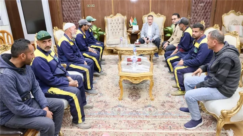 محافظ المنوفية يلتقى عددا من عمال النظافة بمكتبه ويقرر صرف مساعدات عينية