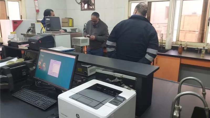 رئيس هيئة البترول يجرى زيارة غير مخططة لمنطقة أنابيب البترول بالتبين 