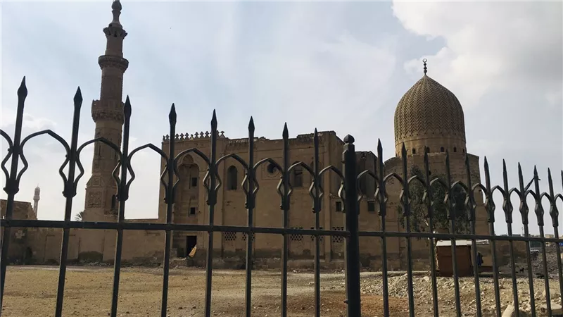 لم تُرمم منذ 120 عامًا.. نرصد بالصور إهمال أثر إسلامي بالقاهرة 