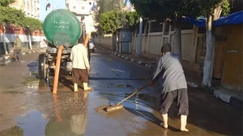 رفع تجمعات مياه الأمطار من الطرق الخارجية للرحمانية بالبحيرة