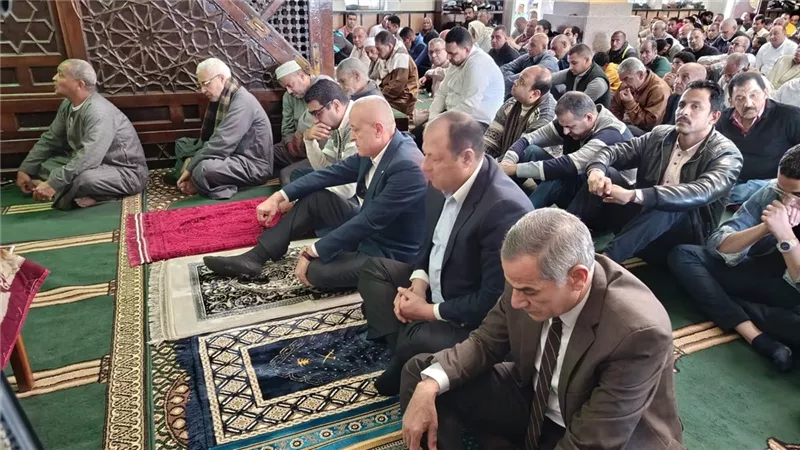 محافظ الأقصر يؤدي صلاة الجمعة بمسجد سيدي أحمد النجم