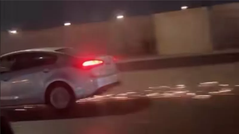 لحظات من الرعب على الطريق.. سيارة تسحل موتوسيكل لمسافة طويلة والنير