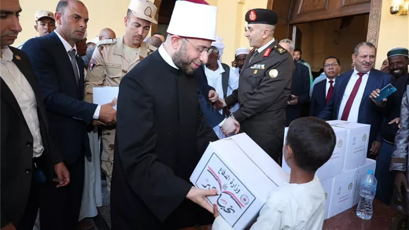 وزير الأوقاف والوزراء يوزعون 10 آلاف شنطة غذائية على أهالي حلايب وشلاتين 