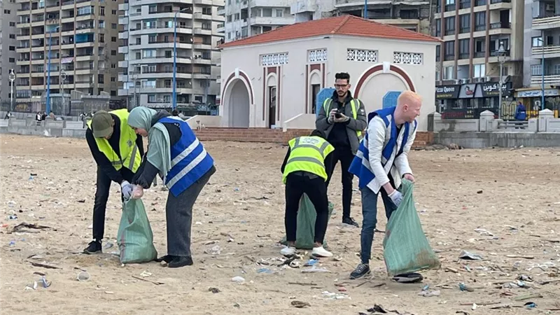 حملة لتنظيف جزيرة ميامي بالإسكندرية ضمن جهود الدولة لحماية البيئة البحرية