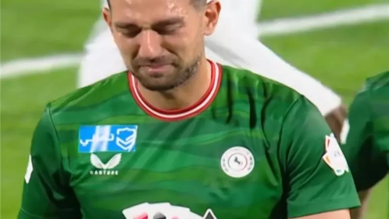 غادر الملعب باكيًا.. إصابة أحمد حسن كوكا في مباراة اليوم بالدوري السعودي