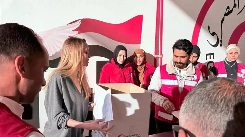 أنجلينا جولي تتفقد المساعدات الإنسانية للفلسطينيين في مخازن الهلال الأحمر 