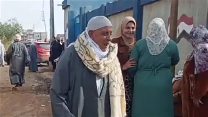 كبار السن..المرض لم يمنعهم من المشاركة للإدلاء بأصواتهم في الانتخابات بالبحيرة
