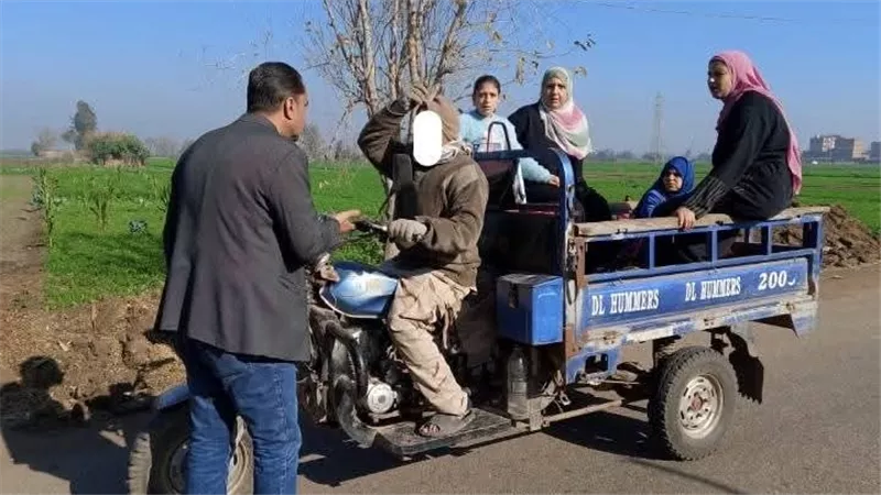 ضبط سائق يحمل ركابا على تروسيكل بطريق منوف-الحامول وتعريض حياتهم للخطر