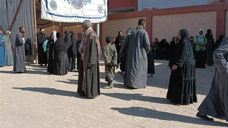 توافد الناخبين على اللجان الانتخابية بإسنا بالأقصر في اليوم الأول للإعادة