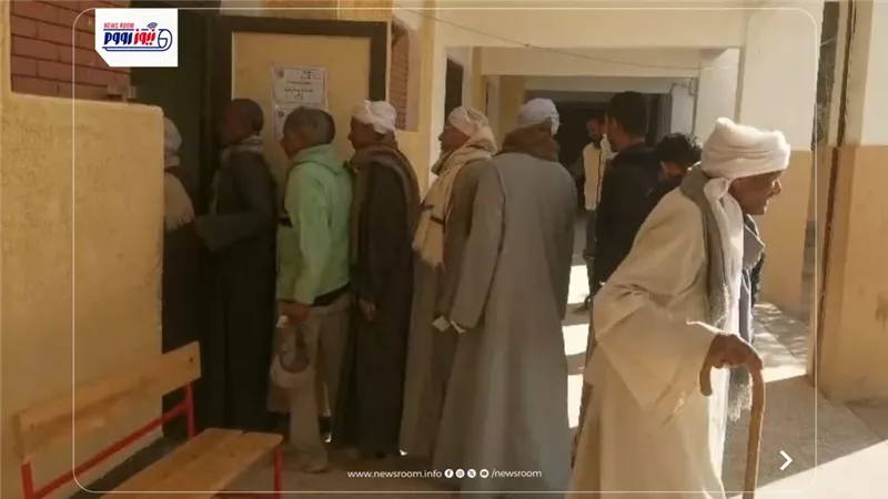 إقبال من كبار السن على لجنة مدرسة العزيزية بجولة الإعادة بالفيوم