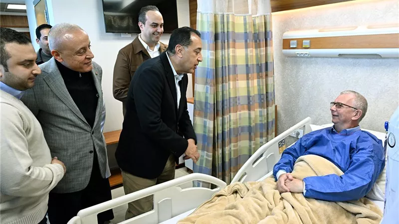 أثناء جولة مدبولي.. سائح إنجليزي الجنسية: أتلقى علاجا فندقيا عالي المستوى
