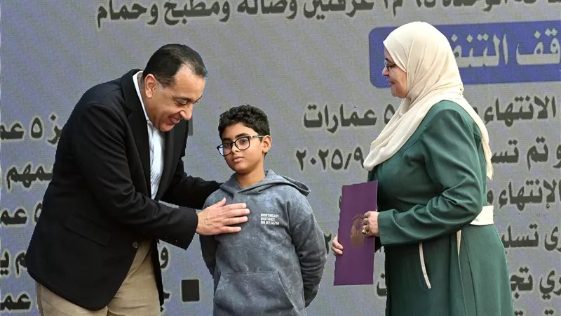 مدبولي يُسلم عددًا من عقود مستحقي الوحدات السكنية بمشروع الإسكان القومي للشباب