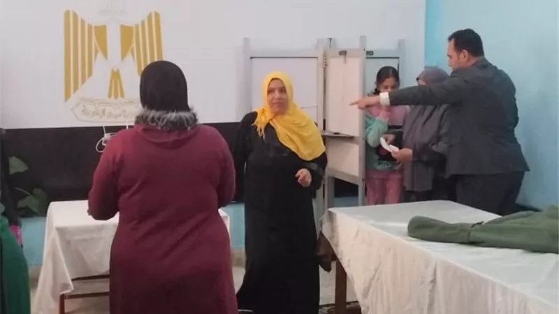 توافد كبار السن والسيدات على لجان الإعادة بدائرة المنتزه في الإسكندرية 