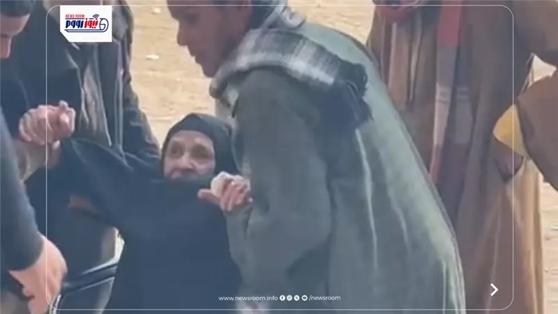 مسنة على كرسي متحرك تدلي بصوتها في جولة الإعادة بالدائرة الثالثة بالفيوم