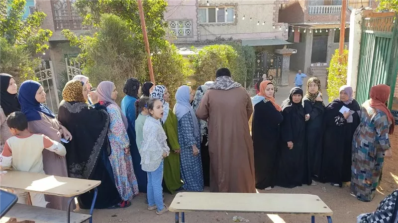 توافد كثيف للناخبين على لجان منشأة القناطر بالجيزة