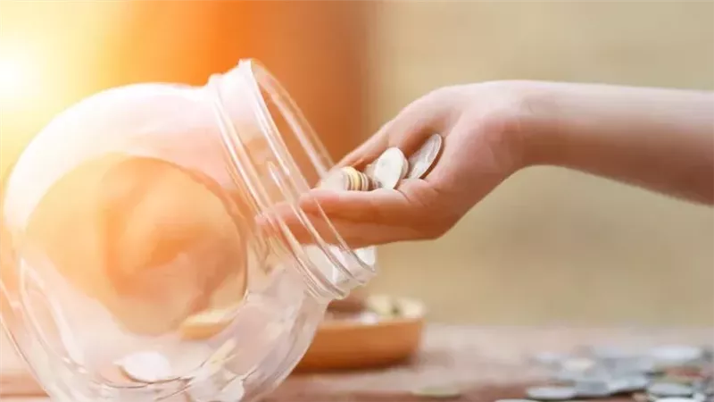 ادخار الزوجة جزء من مصروف البيت دون علم الزوج.. أمينة الفتوى توضح