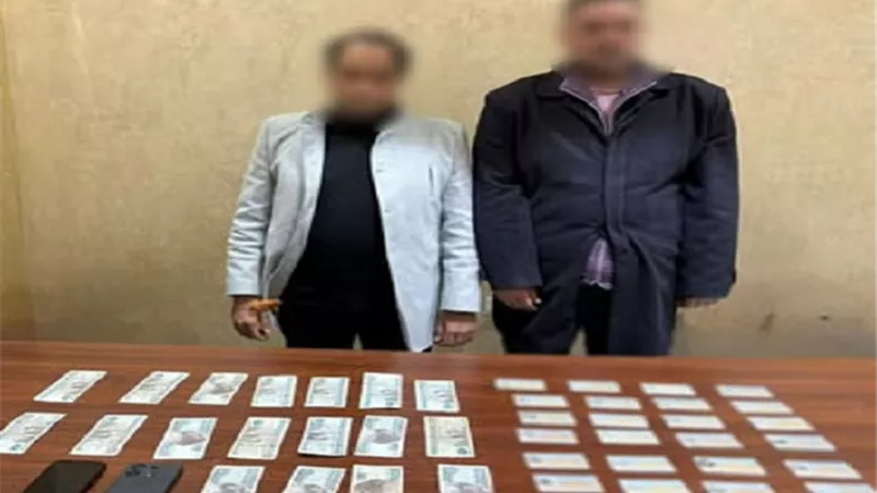 لتوزيعها على الناخبين.. ضبط شخصين بحوزتهما بطاقات رقم قومي وأموال في الهرم