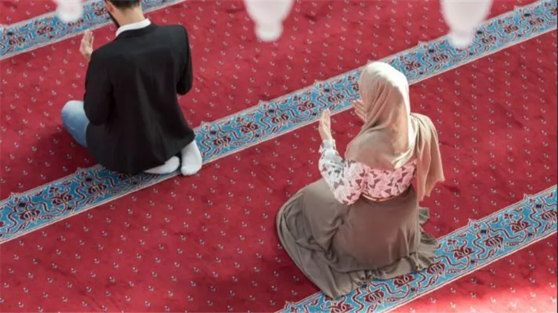 أين تقف المرأة إذا صلت جماعة مع زوجها؟.. الإفتاء تجيب