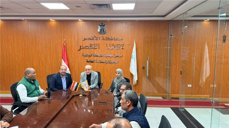 محافظ الأقصر يتفقد غرفة عمليات الشبكة الوطنية للطوارئ بأول أيام جولة الإعادة