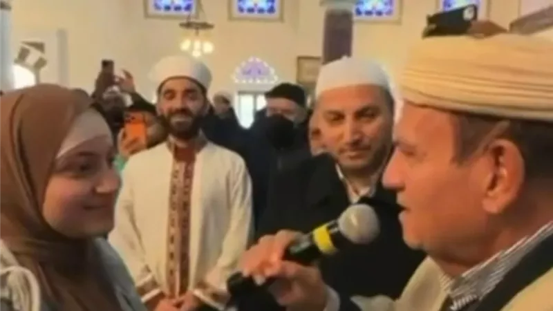 أشهرت إسلامها على يد د.نعينع .. القرآن الكريم يهدي مواطنة أمريكية إلى الإسلام 