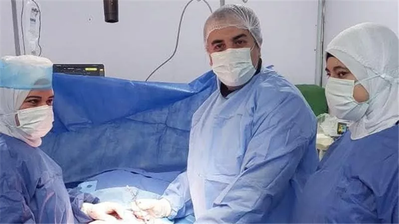 نجاح فريق مستشفى الروضة المركزي في إنقاذ مريض يعاني بفتق إربي مزدوج