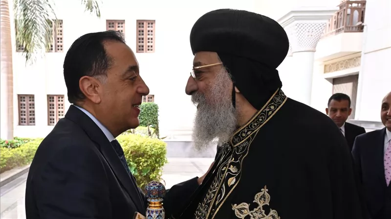 رئيس الوزراء يهنئ قداسة البابا تواضروس بعيد الميلاد المجيد