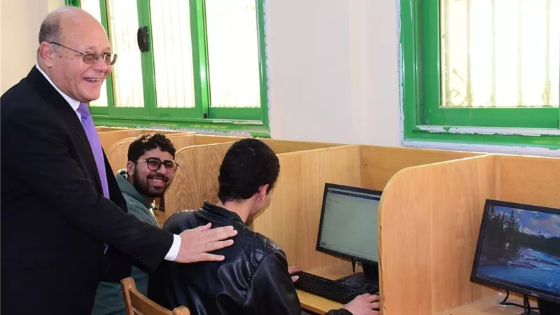 رئيس جامعة سوهاج يتفقد الامتحانات بأكبر مركز للإختبارات الإلكترونية